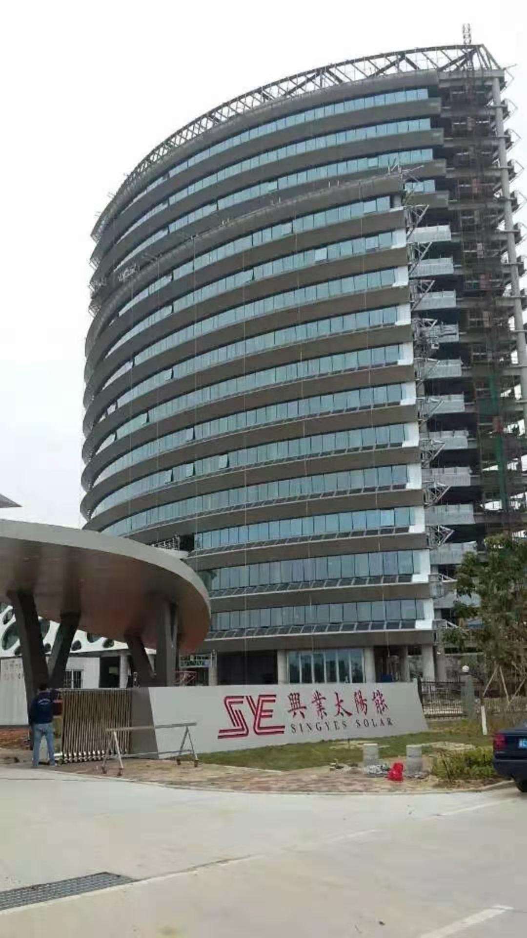 热烈祝贺兴业太阳能公司停车场电动伸缩门系统工程安装完毕及交付使用